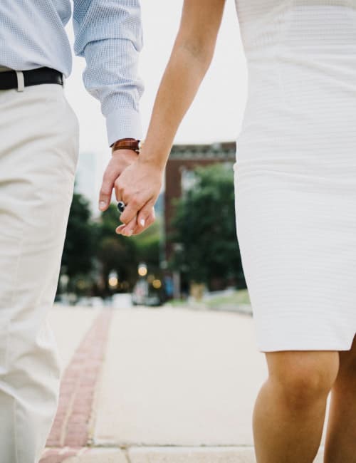 Couple qui marche en se tenant la main